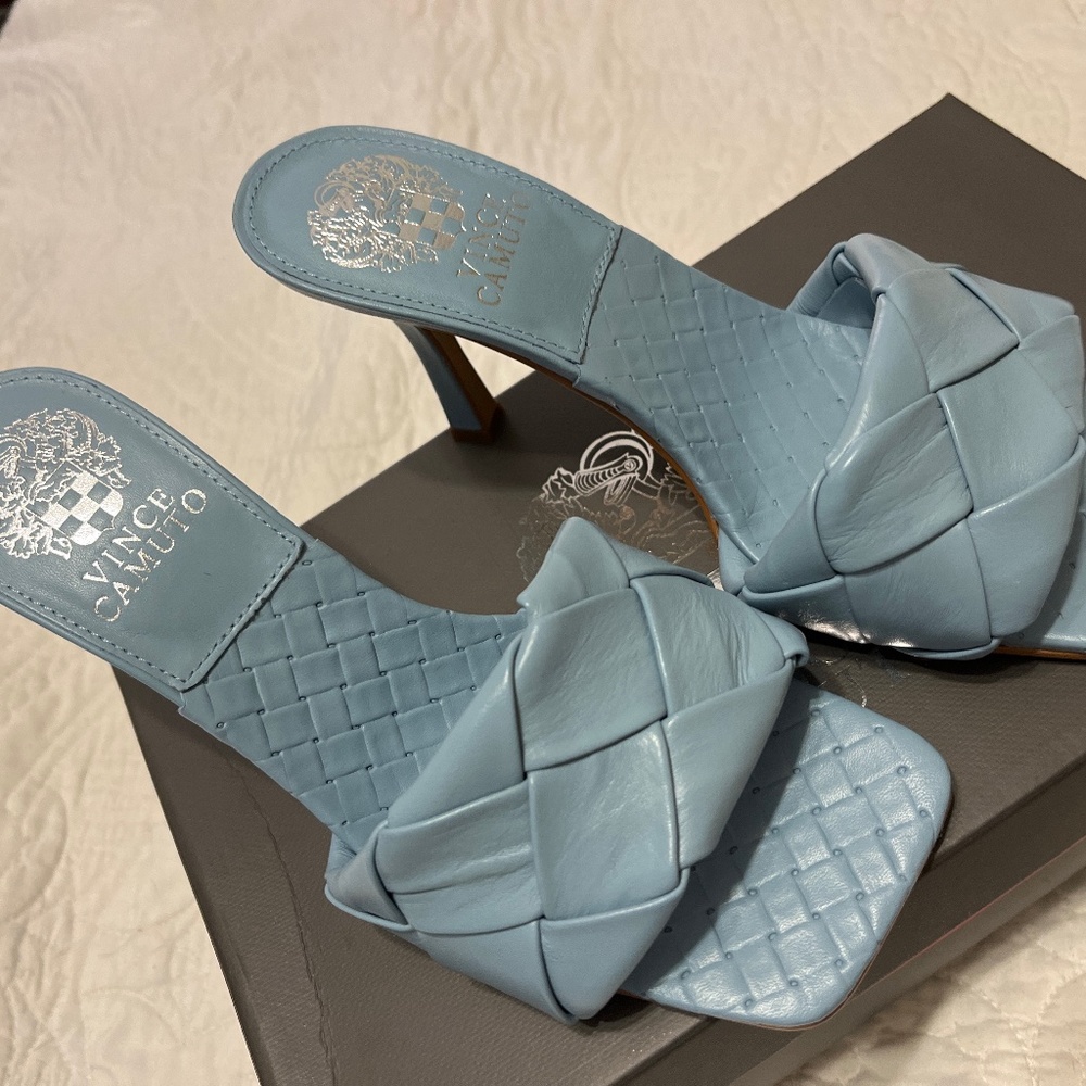 BRAND NEW Vince Camuto Brelaine blue heels